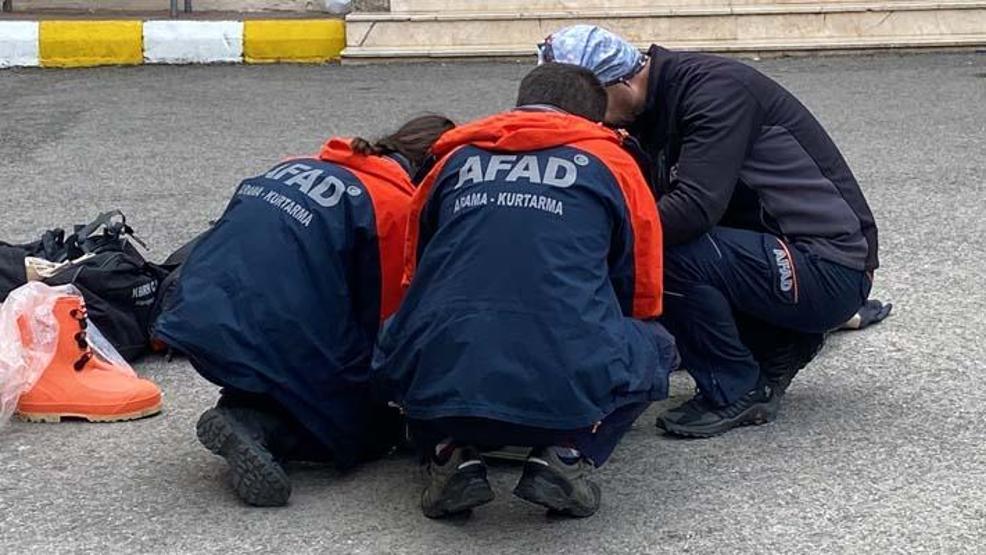 Okulda panik Özel kıyafetli ekipler olay yerinde 3 kişi hastanelik oldu...