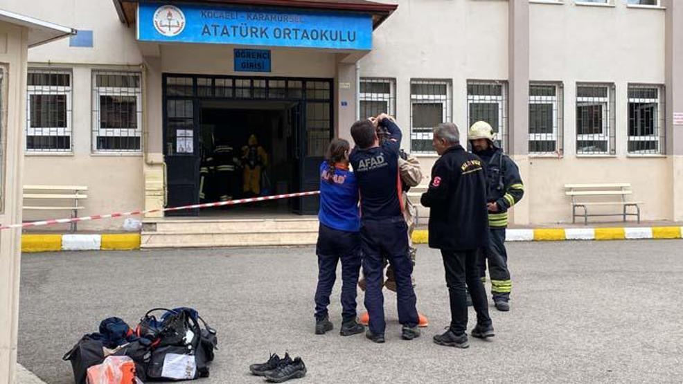 Okulda panik Özel kıyafetli ekipler olay yerinde 3 kişi hastanelik oldu...