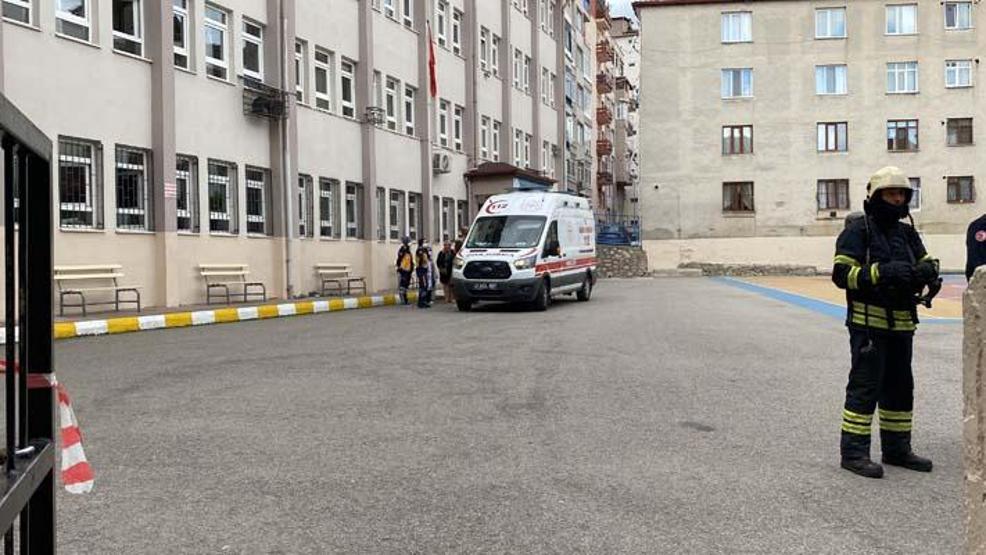 Okulda panik Özel kıyafetli ekipler olay yerinde 3 kişi hastanelik oldu...