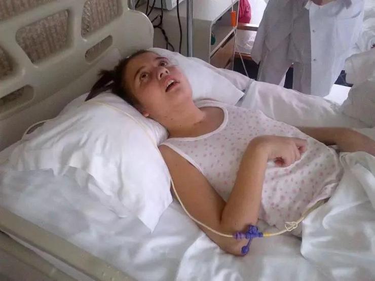 Aleyna Kalaycıoğlu kardeşi için isyan etti: Doktor ihmali yüzünden engelli kaldı