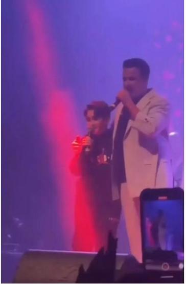 Sır gibi sakladığı oğlunu sahneye çıkardı KÜÇÜK EMRAH