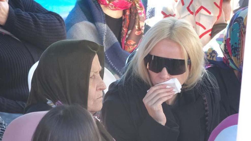 Şarkıcı Gülşen babasını son yolculuğuna uğurlarken gözyaşlarını tutamadı
