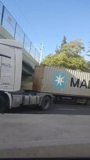 Bakırköyde yine TIR üst geçite çarptı