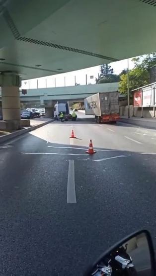 Bakırköyde yine TIR üst geçite çarptı