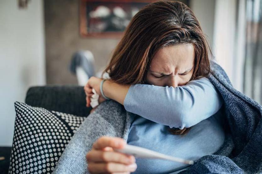 Bu belirtiler 5 günden fazla sürüyorsa dikkat: Yüksek ateş, koyu iltihaplı balgam, öksürük... Grip yeniden atağa geçti