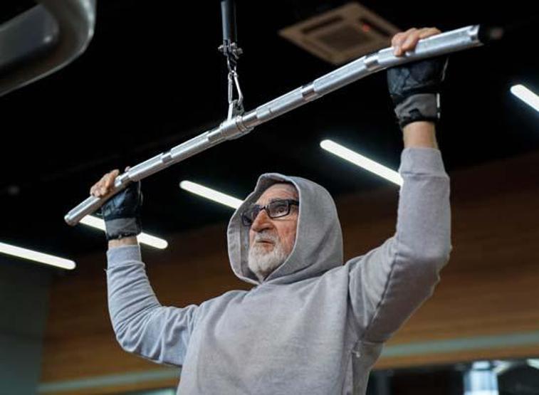 YAŞ: 81 Gençlere taş çıkartıyor