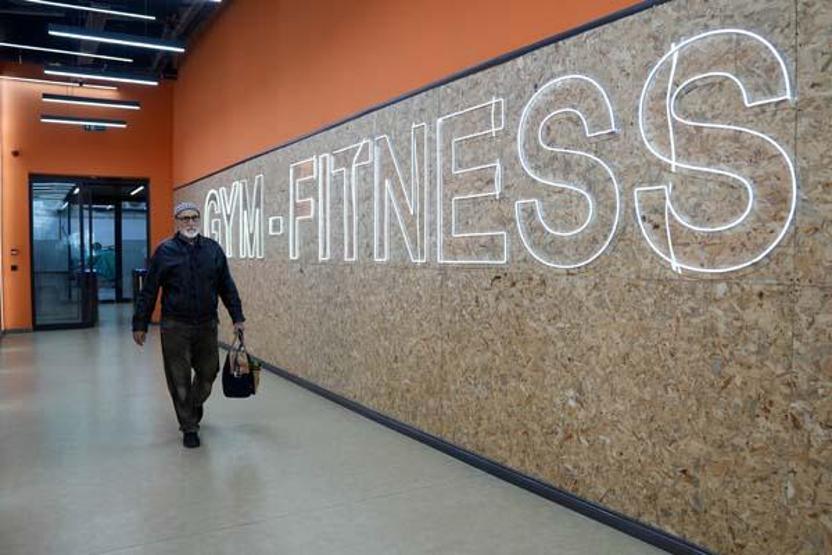 YAŞ: 81 Gençlere taş çıkartıyor