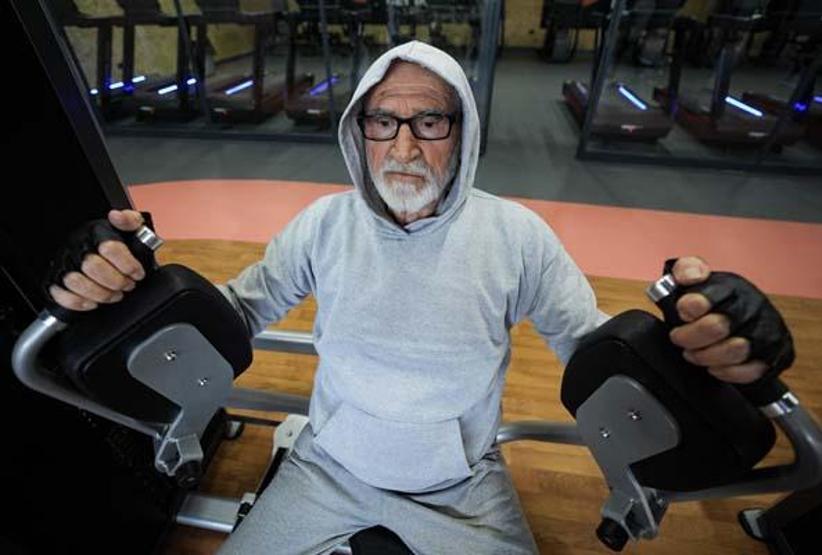 YAŞ: 81 Gençlere taş çıkartıyor