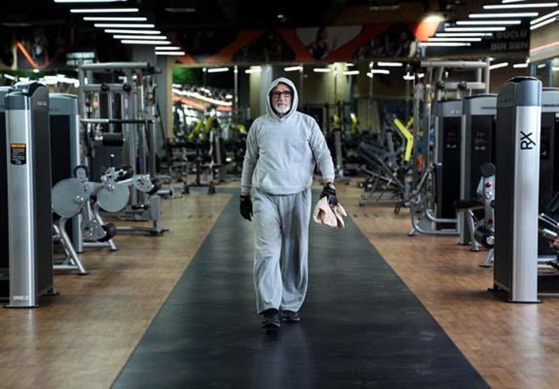 YAŞ: 81 Gençlere taş çıkartıyor