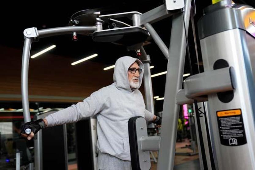 YAŞ: 81 Gençlere taş çıkartıyor