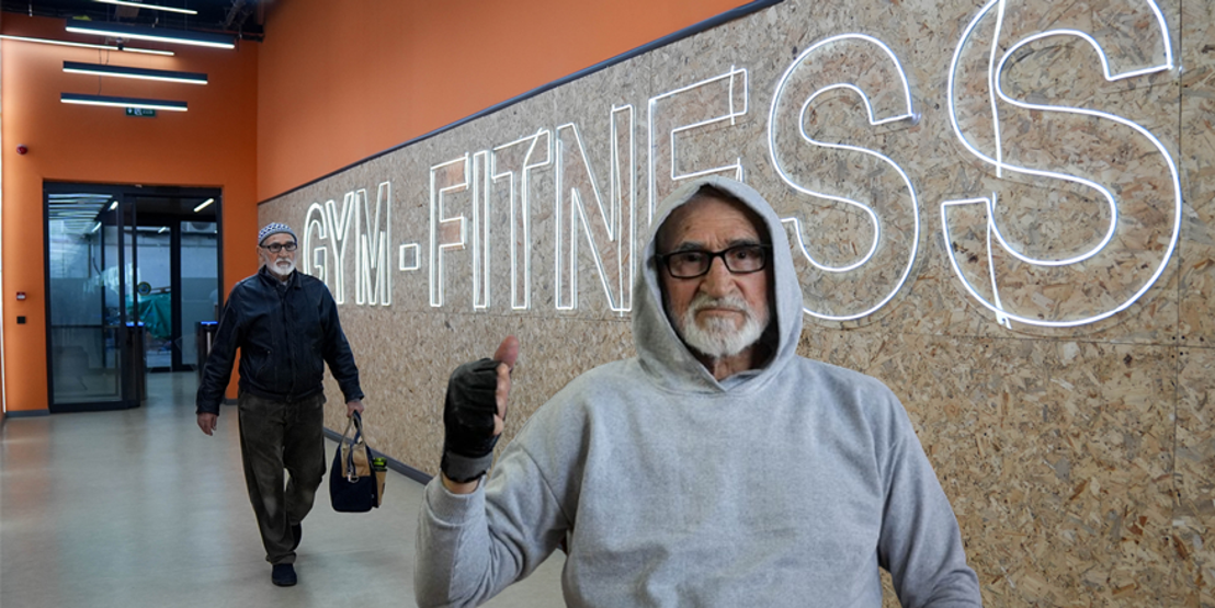 YAŞ: 81 Gençlere taş çıkartıyor