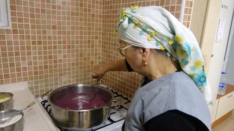 TARİFİ BASİT, TAMAMEN ORGANİK Kokulu üzümden yapılıyor, tadı damak çatlatıyor... Giresunun geleneksel lezzeti; Samaksa tatlısı