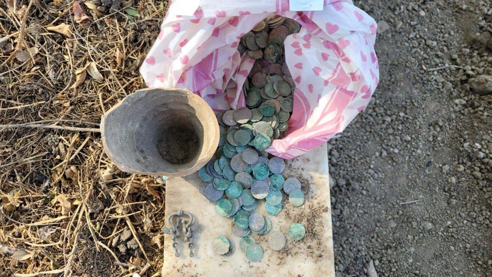 Cenazeyi defnetmek için kazdılar, tarih buldular Yüzlercesi ortaya çıktı