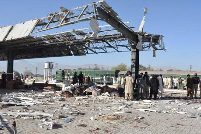 Pakistanda tren istasyonunda bombalı saldırı: 24 ölü
