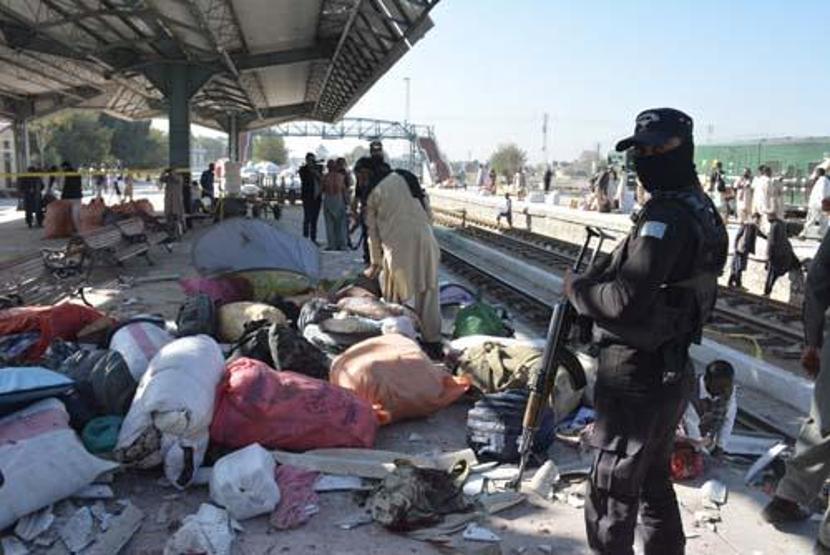 Pakistanda tren istasyonunda bombalı saldırı: 24 ölü