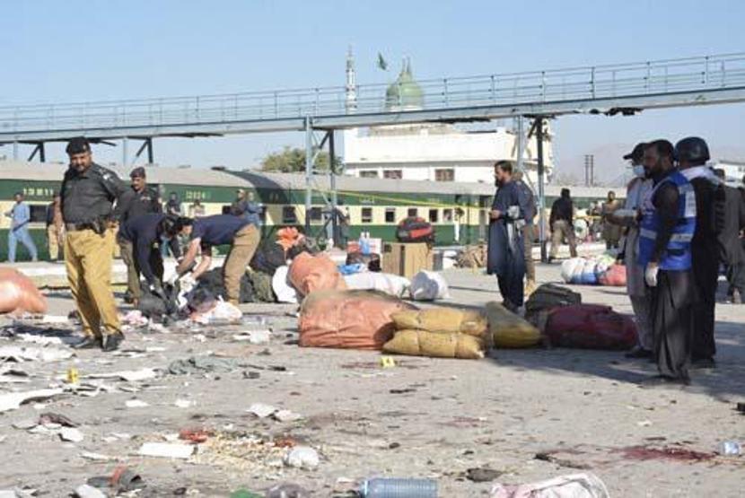 Pakistanda tren istasyonunda bombalı saldırı: 24 ölü