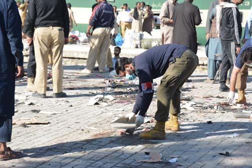 Pakistanda tren istasyonunda bombalı saldırı: 24 ölü