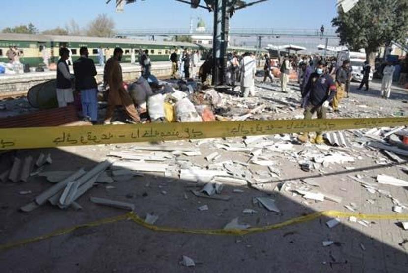 Pakistanda tren istasyonunda bombalı saldırı: 24 ölü