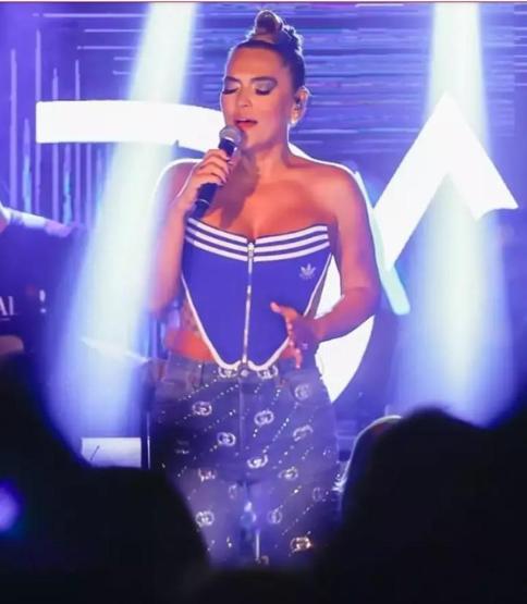 Demet Akalının sahne tarzı çok konuşuldu Simge Sağından Demet Akalına yorum gecikmedi