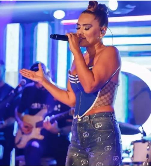 Demet Akalının sahne tarzı çok konuşuldu Simge Sağından Demet Akalına yorum gecikmedi