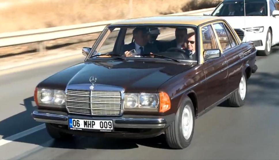 Klasik otomobilinin direksiyonuna geçen Bahçeli, Fikrimin İnce Gülü ile Atatürkü andı