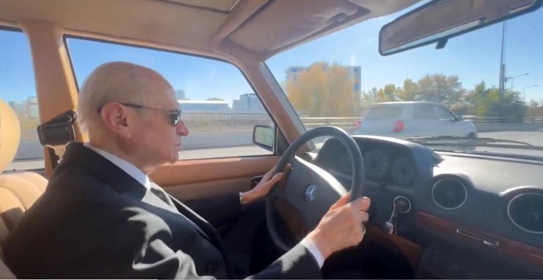 Klasik otomobilinin direksiyonuna geçen Bahçeli, Fikrimin İnce Gülü ile Atatürkü andı