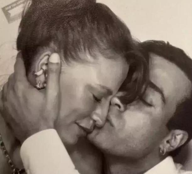 Mert Demirden Serenay Sarıkayaya aşk öpücüğü