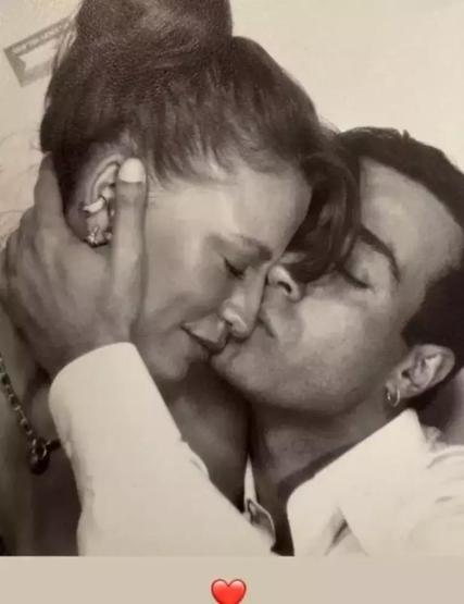 Mert Demirden Serenay Sarıkayaya aşk öpücüğü