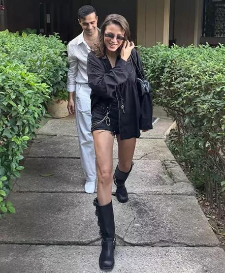 Mert Demirden Serenay Sarıkayaya aşk öpücüğü