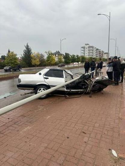 Direğe çarpan otomobil ikiye bölündü: 1 yaralı