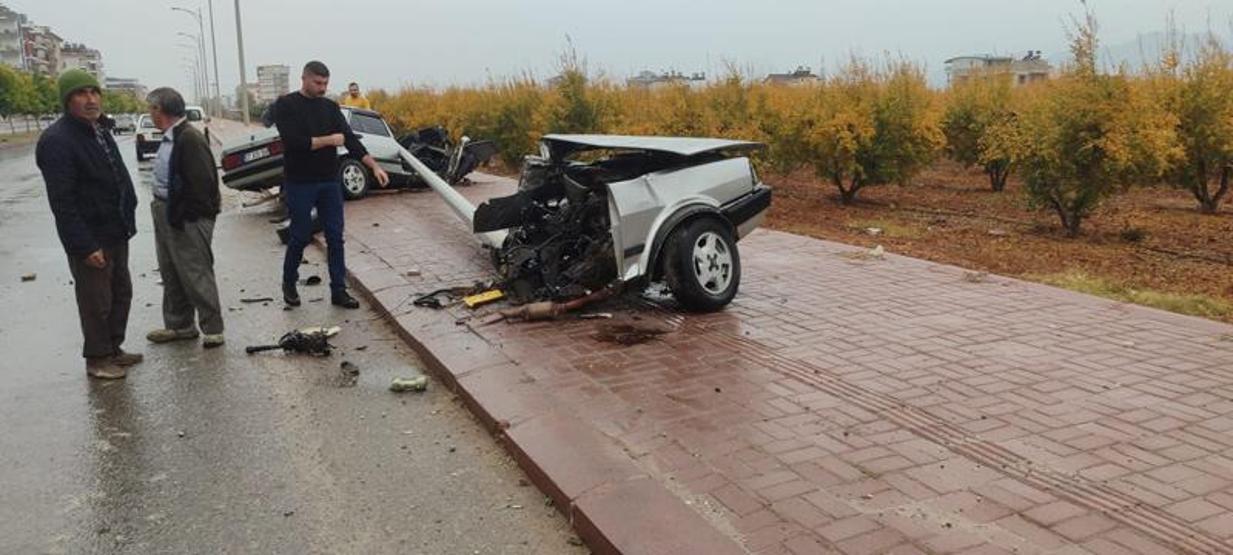 Direğe çarpan otomobil ikiye bölündü: 1 yaralı