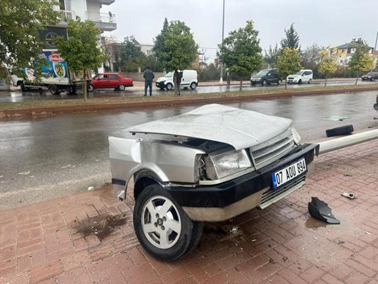 Direğe çarpan otomobil ikiye bölündü: 1 yaralı