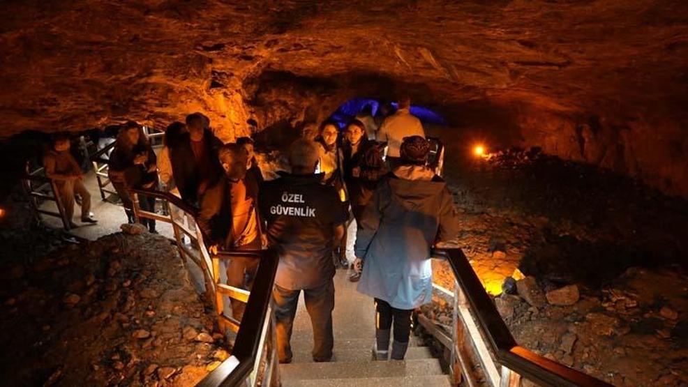 DOĞAL AĞRI KESİCİ Etkisini duyan buraya koşuyor Türkiyenin her yerinden ziyaretçi akını var Hem şifa dağıtıyor hem de... Tarihi Sulu Mağara...