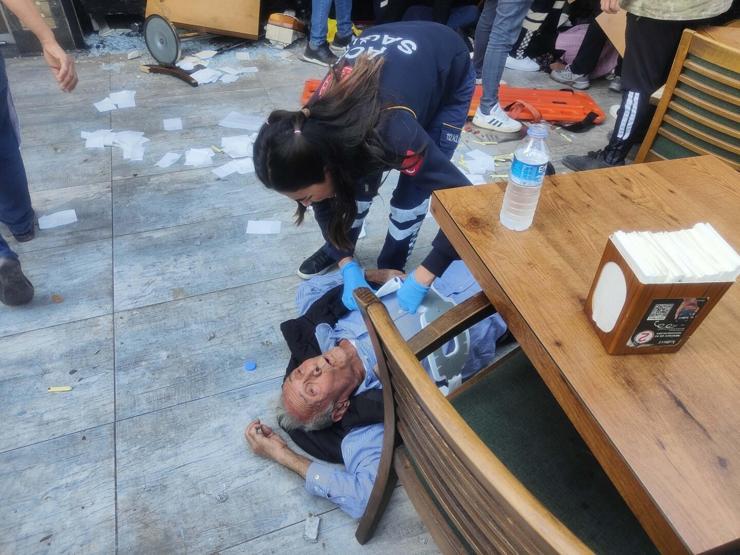 Kontrolden çıkan otomobil pastaneye girdi: Yaralılar var