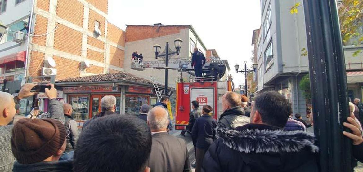 Kimisi et attı, kimisi telefona sarıldı Gören dönüp bir daha baktı