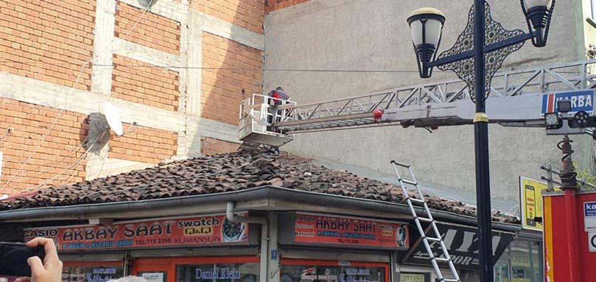 Kimisi et attı, kimisi telefona sarıldı Gören dönüp bir daha baktı