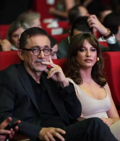 Serenay Sarıkaya lüks evinde arkadaşlarını ağırladı Leopar desenli koltuk dikkat çekti