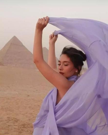 Anne olmaya gün sayan Neslihan Atagül ilgi odağı olmaya devam ediyor