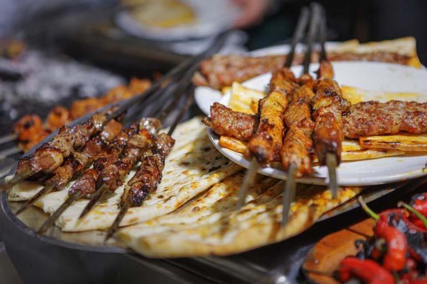 Kayseriden Gaziantepe Türkiyenin Lezzet Rotaları... Bu Lezzetler Damak Çatlatıyor: Baklava, Urfa kebabı, Mantı, Çiğ köfte daha neler neler...