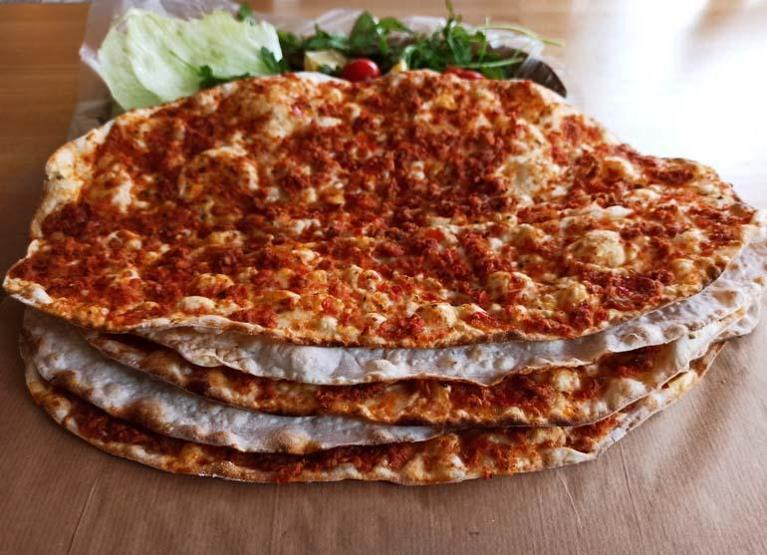 Kayseriden Gaziantepe Türkiyenin Lezzet Rotaları... Bu Lezzetler Damak Çatlatıyor: Baklava, Urfa kebabı, Mantı, Çiğ köfte daha neler neler...
