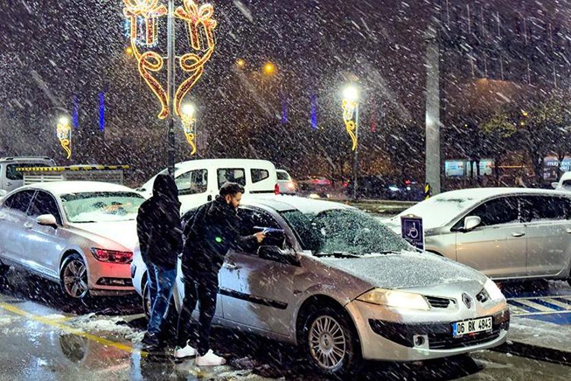 SON DAKİKA HABERLER | İstanbul ve Ankara beyaza büründü, Anadolu Otoyolunda ulaşım durdu... Kar ve tipi yurdu sardı