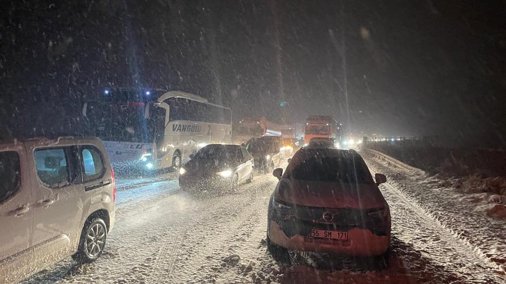 SON DAKİKA HABERLER | İstanbul ve Ankara beyaza büründü, Anadolu Otoyolunda ulaşım durdu... Kar ve tipi yurdu sardı