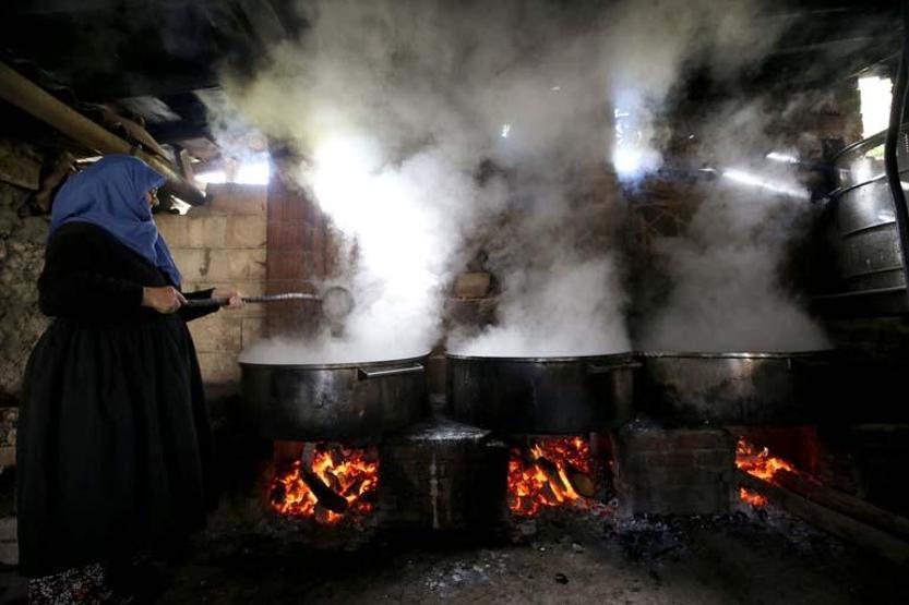 15 saat kaynatılıyor, kor ateşte bekletiliyor Yapımı zahmetli tadı damak çatlatıyor Havası pekmez kokan köyde ocaklar yandı Litresi 150 TL. Pancar Pekmezi...