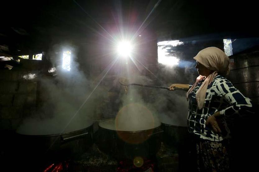 15 saat kaynatılıyor, kor ateşte bekletiliyor Yapımı zahmetli tadı damak çatlatıyor Havası pekmez kokan köyde ocaklar yandı Litresi 150 TL. Pancar Pekmezi...