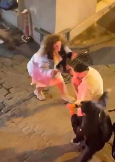 Eşini Yaraladı, Önüne Gelene Saldırdı: ABDli Kadın Taksimde Dehşet Saçtı