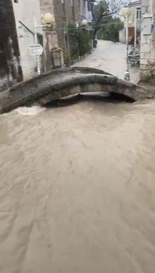 Çeşmede sağanak etkili oldu