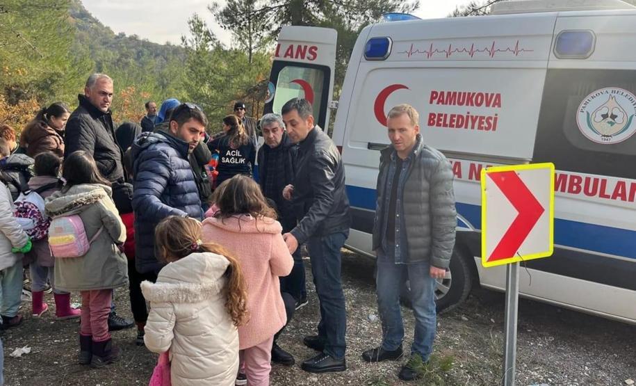 İlkokul öğrencilerini taşıyan midibüs devrildi: 10 yaralı