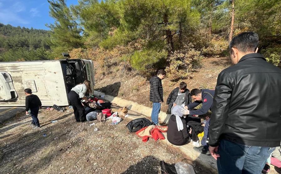 İlkokul öğrencilerini taşıyan midibüs devrildi: 10 yaralı