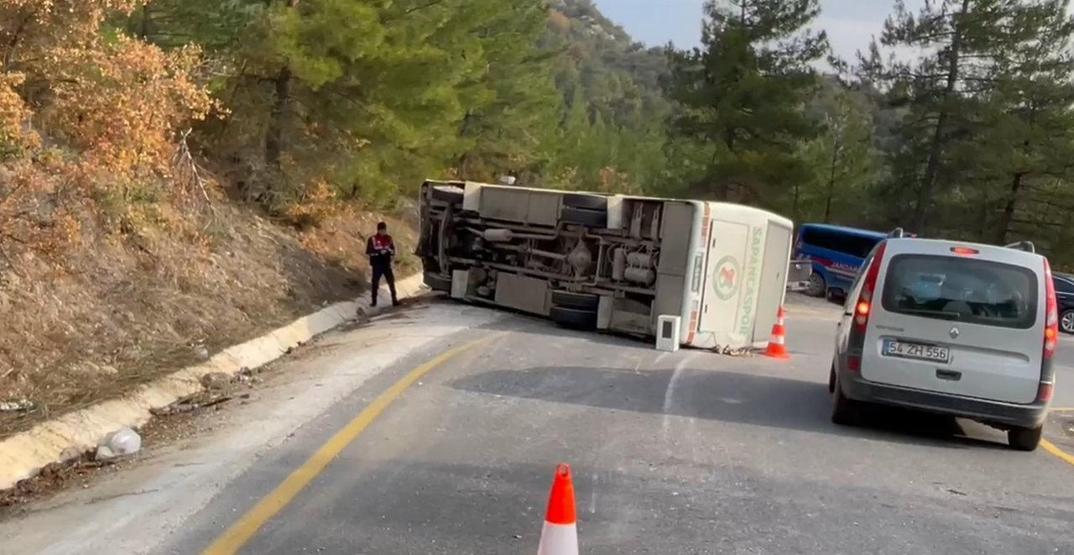 İlkokul öğrencilerini taşıyan midibüs devrildi: 10 yaralı