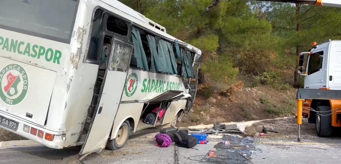 İlkokul öğrencilerini taşıyan midibüs devrildi: 10 yaralı